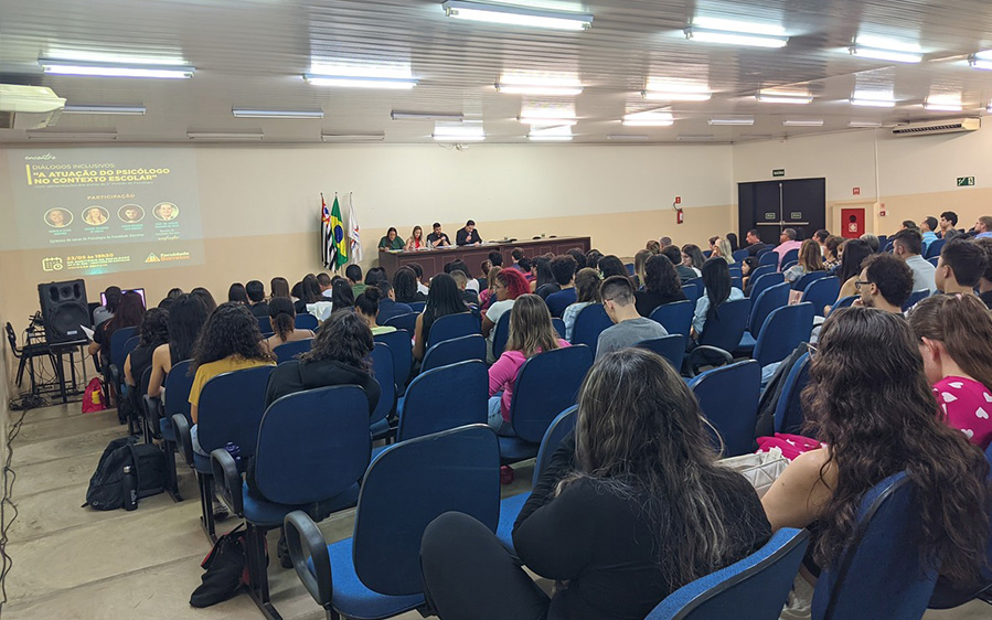 Alunos de Psicologia Brilham em Encontro sobre Inclusão na Educação