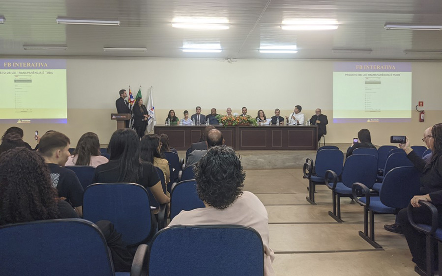 Alunos de Direito Impressionam em Apresentação de Projetos de Lei